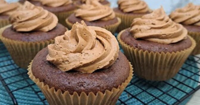 Bolos: Cupcake de Chocolate Fácil e Perfeito: O Segredo da Massa Fofinha!