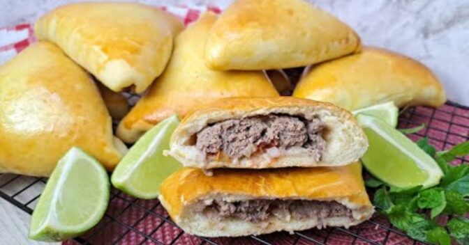Lanche: Esfiha de carne com massa macia que derrete na boca