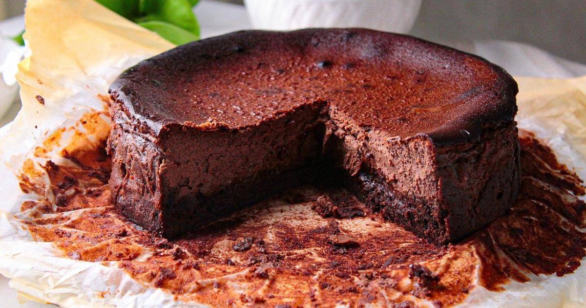 Cheesecake basca cremosa com base de brownie úmido e intenso....