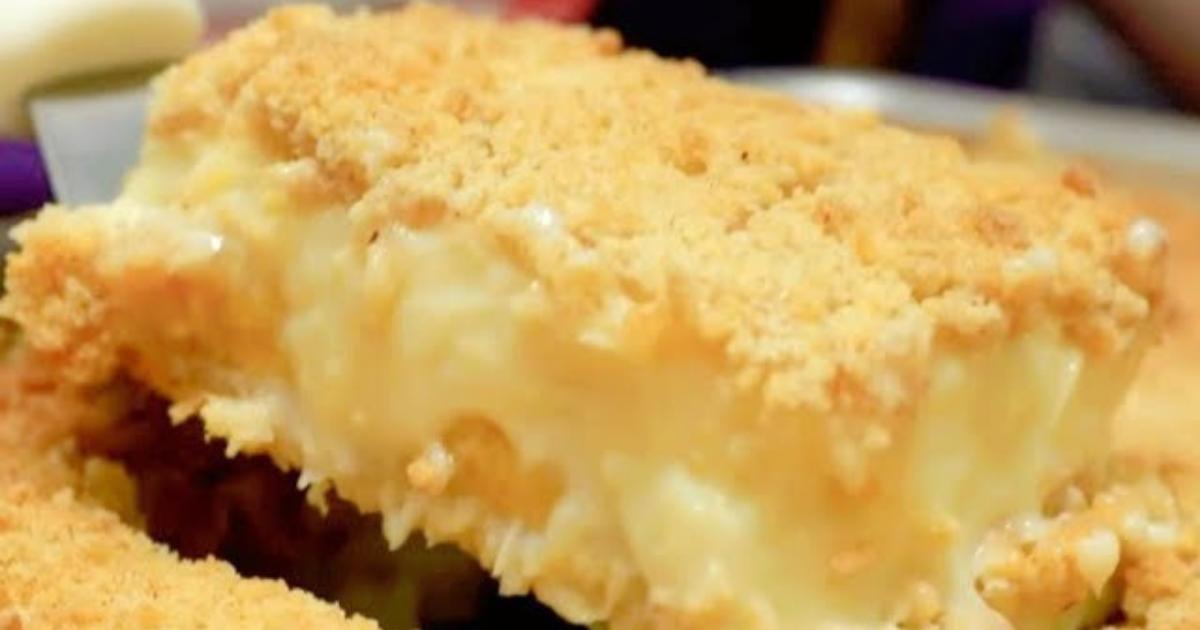 Torta cremosa de banana com farofa crocante e recheio de creme....
