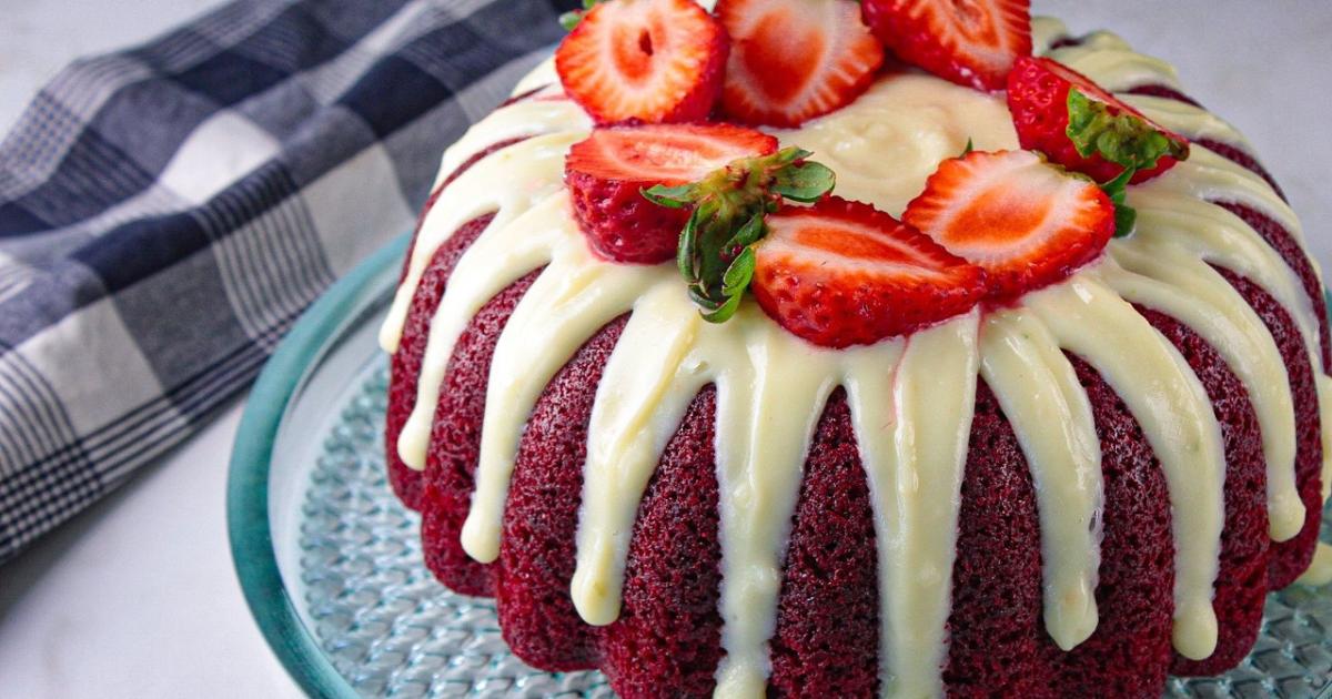 Receita de Red Velvet com massa úmida e cobertura cremosa de cream cheese....