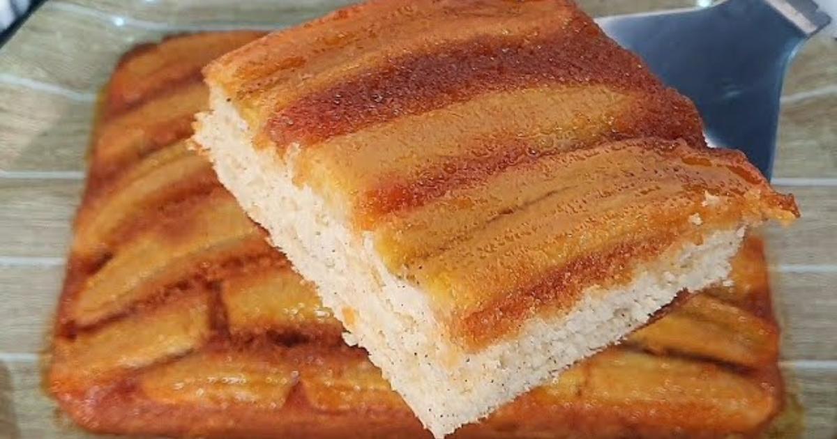 Bolo de banana fofinho com calda caramelizada e massa leve....