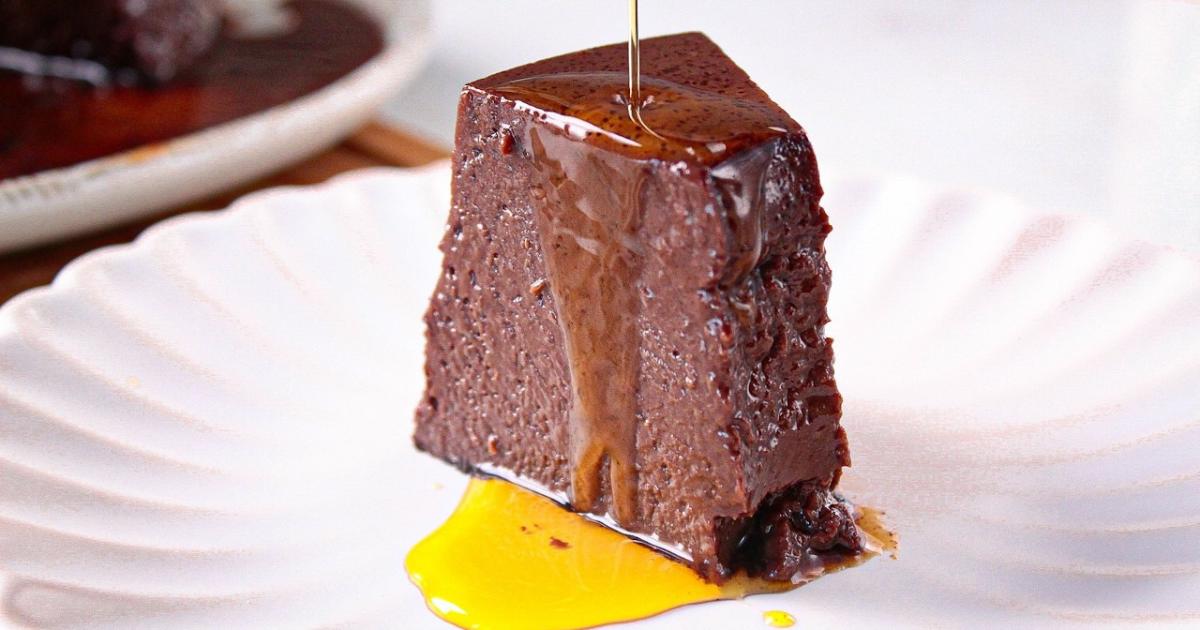 Pudim de chocolate fácil com textura cremosa e sabor intenso....