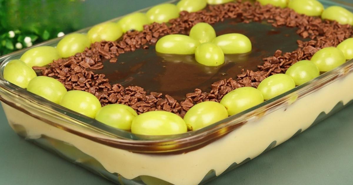 Sobremesa de Páscoa com uva, creme e ganache de chocolate....