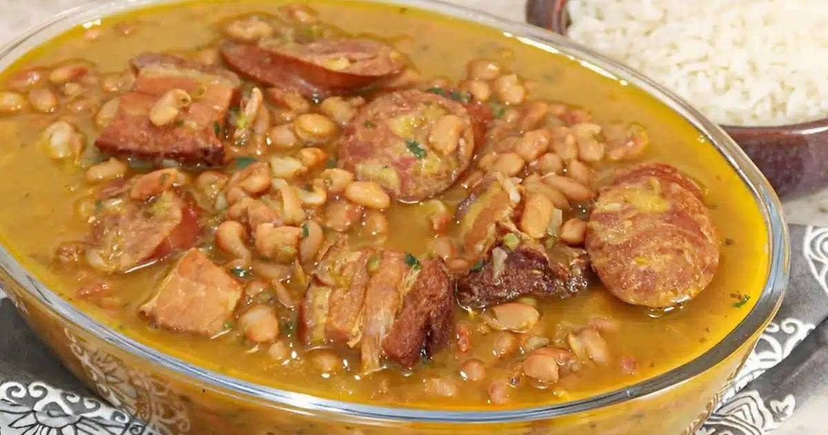 Prepare o Feijão Gordo Bolinha Saboroso Com Açafrão com carnes suínas e muito sabor, perfeito...