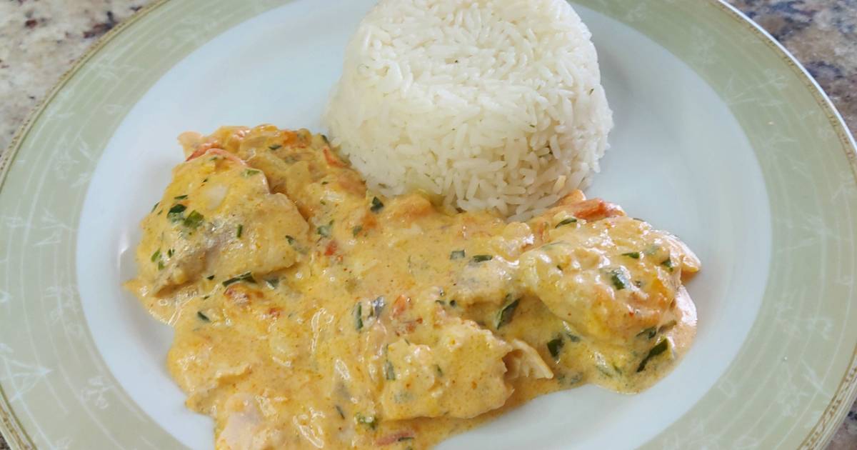 Filé de Tilápia ao Molho Cremoso: combinação perfeita de peixe leve com molho branco irresistível....