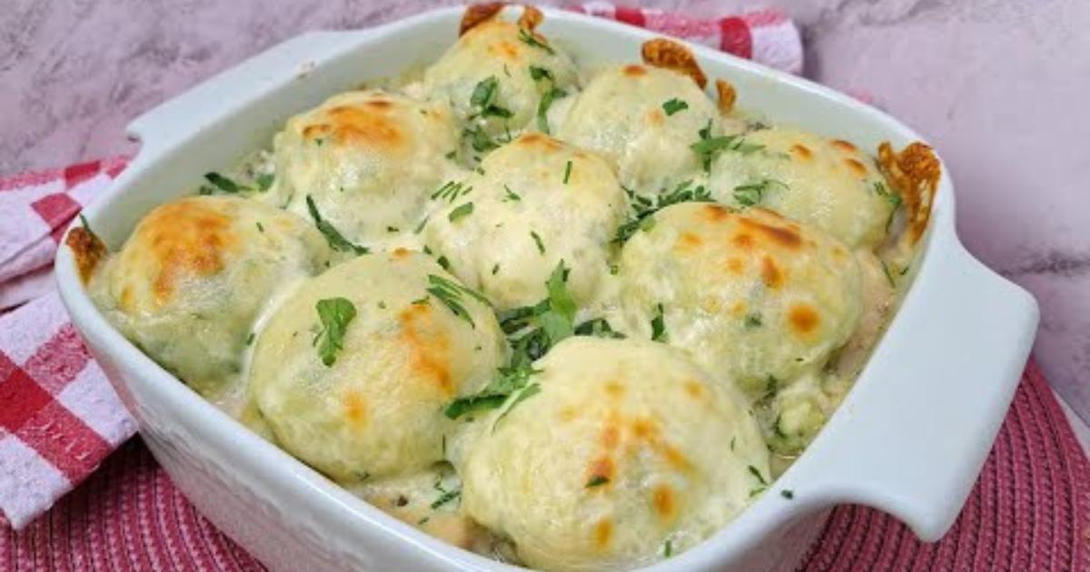 Uma refeição prática com frango, batata e brócolis cremosa e deliciosa....