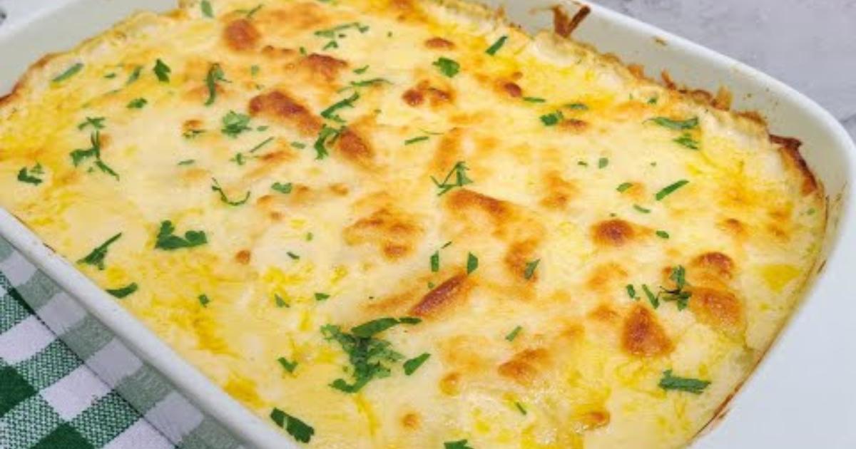 Aprenda a fazer um gratinado de batata com creme de espinafre e queijo derretido!...