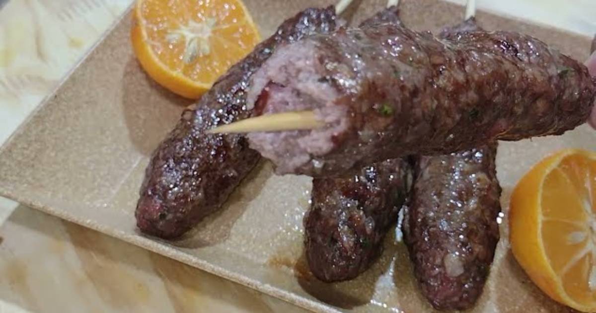 A receita Kafta com Bacon Suculenta Para Churrasco Perfeito ensina como fazer espetinhos deliciosos com...