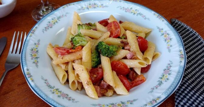 Massas: Receita de Macarrão com Bacon e Brócolis que Vai Deixar Seu Almoço Ainda Mais Gostoso