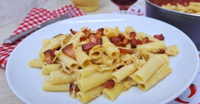 Massas: Esse Macarrão com Cebola Caramelizada e Bacon Vai Surpreender Você!