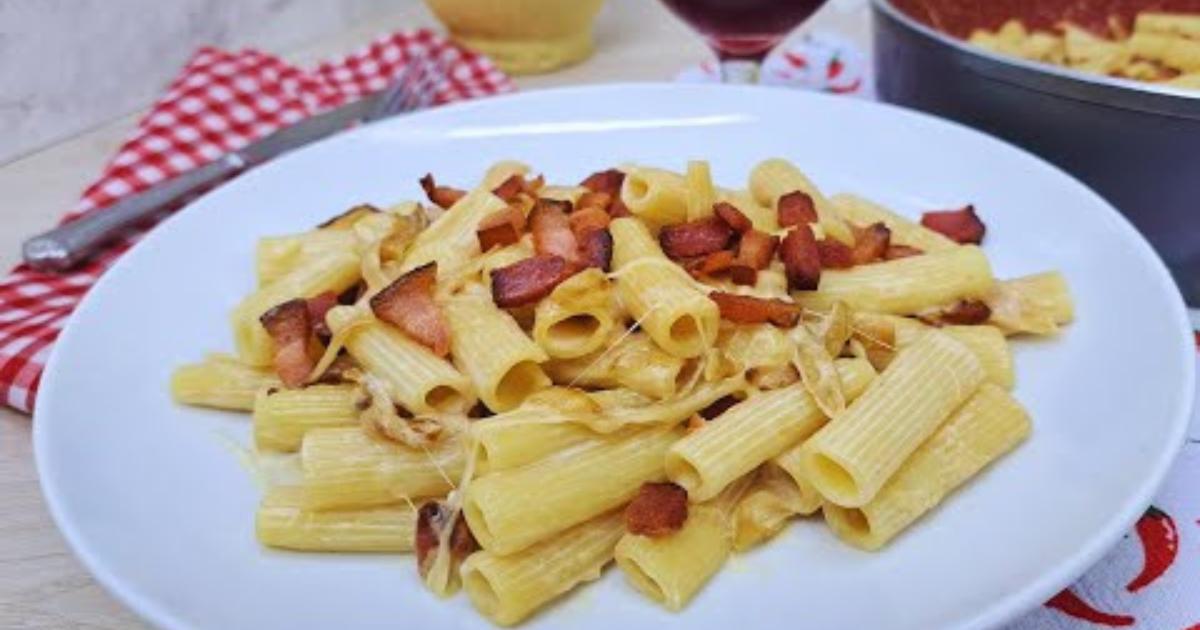 Receita fácil e deliciosa com bacon e cebola caramelizada...