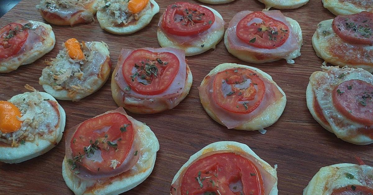Mini pizza caseira simples, leve e perfeita para qualquer ocasião especial...