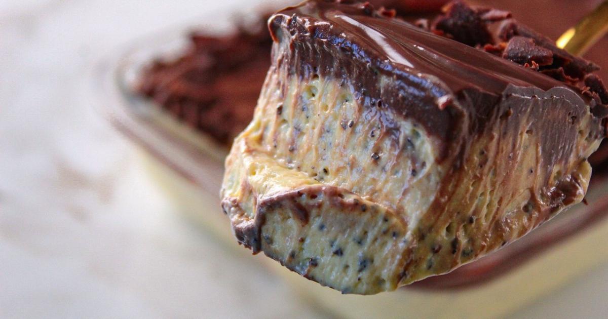 Mousse leve de maracujá com cobertura intensa de chocolate....