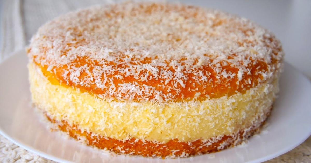 Receita fácil de bolo de limão com recheio de pudim cremoso....