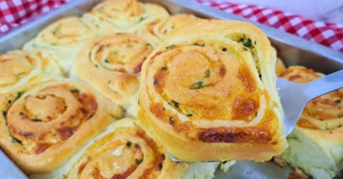 Pães: Descubra como preparar pães de alho macios e recheados com muito queijo para seu churrasco.