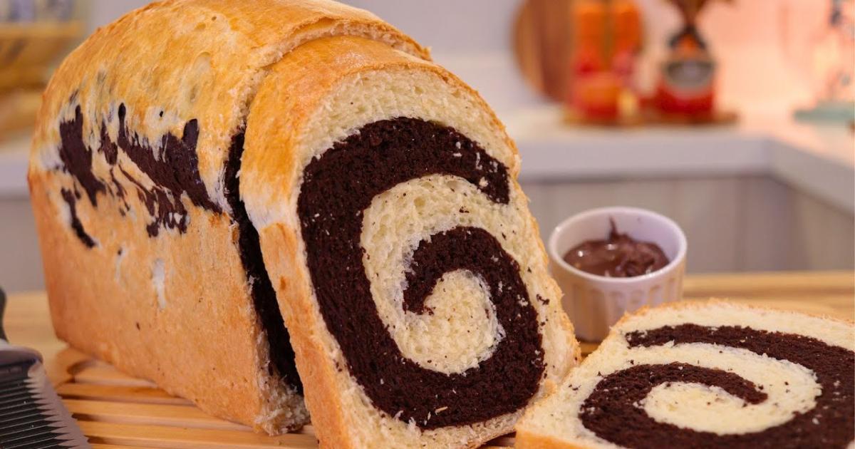 Pão de chocolate macio, fácil e perfeito para café ou lanche....
