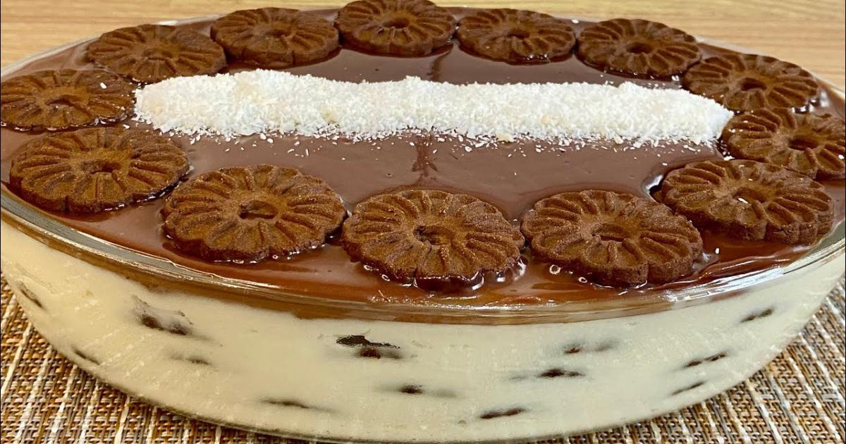 Sobremesa cremosa com biscoito de chocolate, creme de Ninho e ganache....