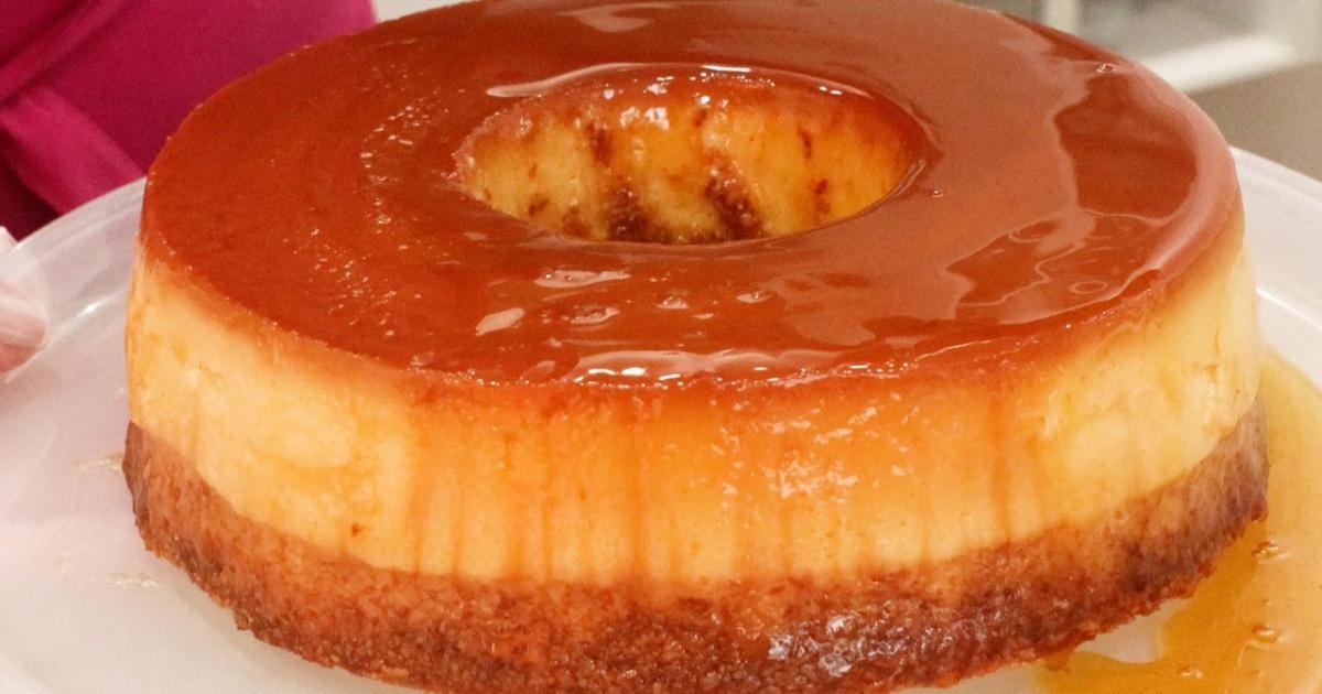 Pudim cremoso com coco e queijo, inspirado na clássica caçarola italiana....