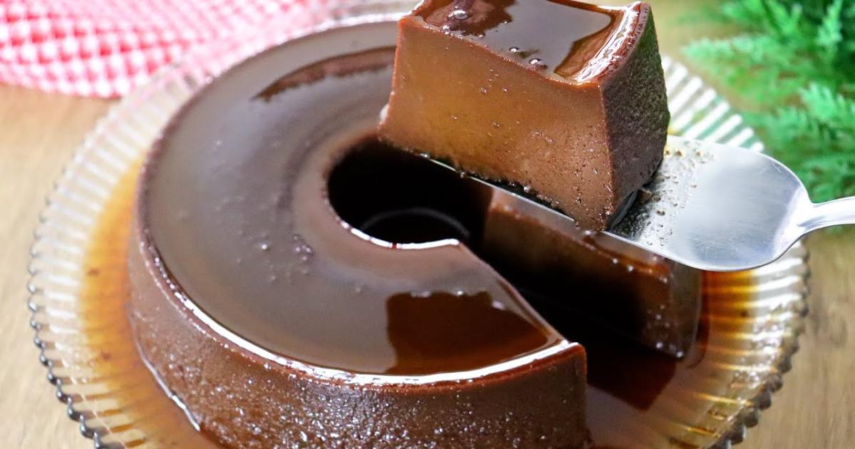 Pudim chocolatudo, cremoso, fácil e com calda brilhante....