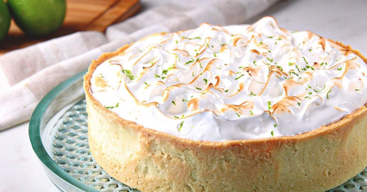 Torta de limão com massa caseira, recheio cremoso e merengue leve....
