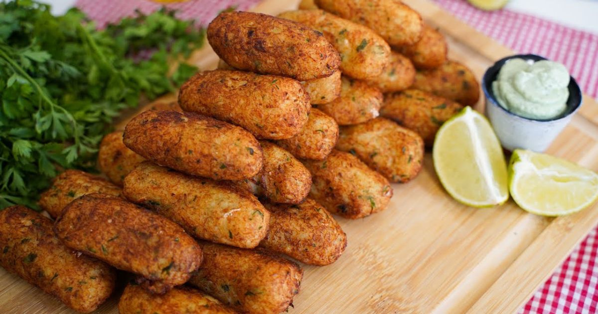 Bolinho de bacalhau crocante, fácil de fazer e cheio de sabor....