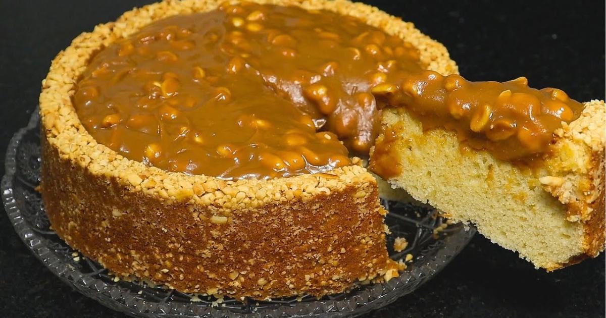 Bolo de liquidificador fácil com cobertura cremosa de amendoim e caramelo....