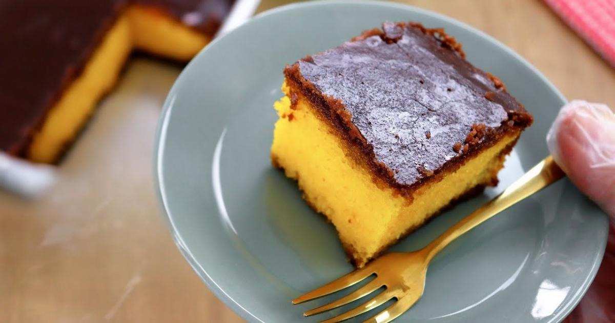 Bolo de cenoura fofinho sem farinha com cobertura crocante de chocolate....