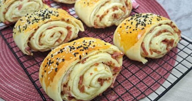 Lanche: Descubra o Segredo da Massa Fofinha Desses Rolinhos de Calabresa com Requeijão