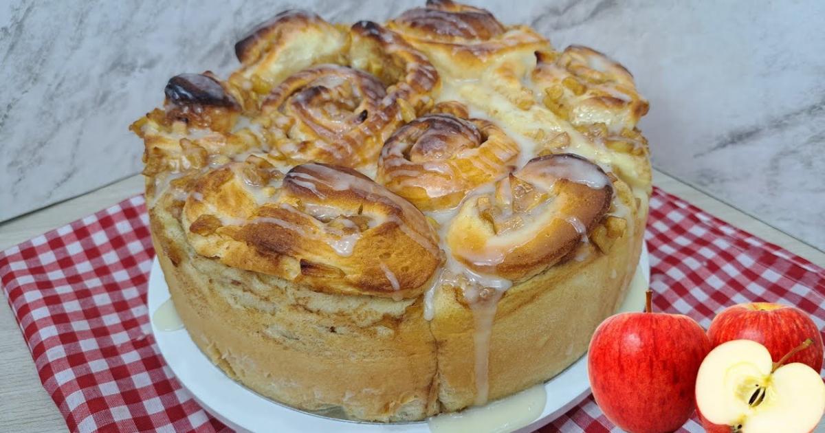 Rosca de maçã macia e perfumada para seu café da tarde...