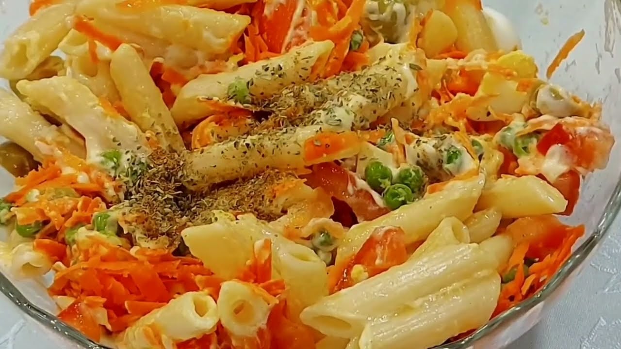 Prepare uma deliciosa salada de macarrão fácil e perfeita para qualquer ocasião. Receita prática e...