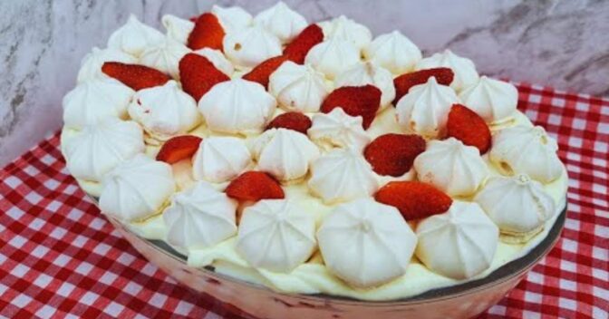 Especiais: Sobremesa Cremosa de Morangos e Merengue: Uma Delícia que Derrete na Boca