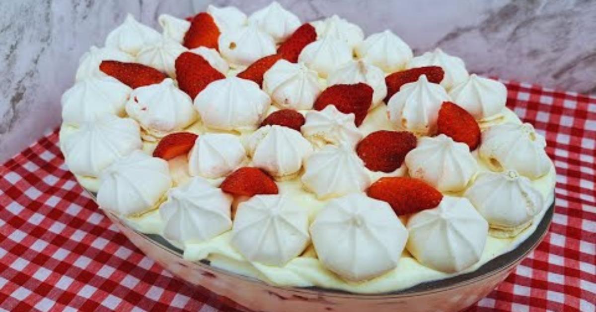 Sobremesa Cremosa de Morangos e Merengue: Uma Delícia que Derrete na Boca