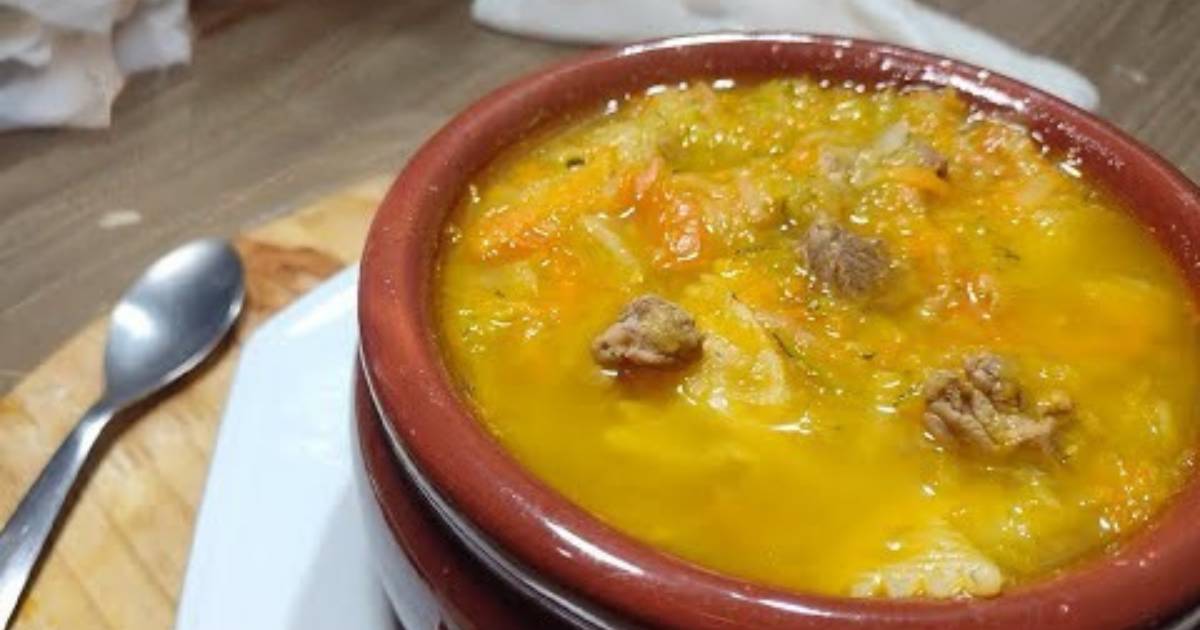 A receita Sopa de Legumes com Carne e Macarrão Para Noites Frias ensina um prato...