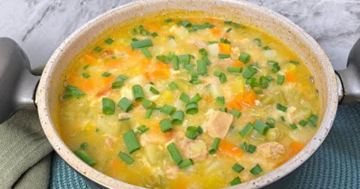 Sopa de galinha com legumes fácil, cremosa e perfeita para dias frios...