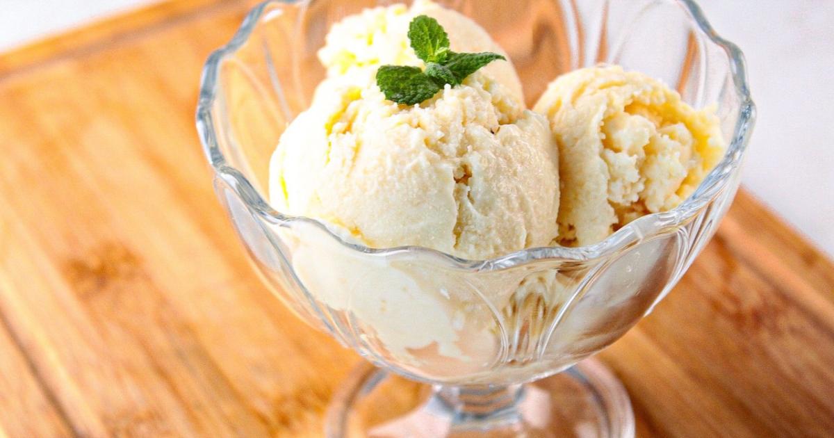 Sorvete de abacaxi natural cremoso, refrescante e perfeito para os dias quentes!...