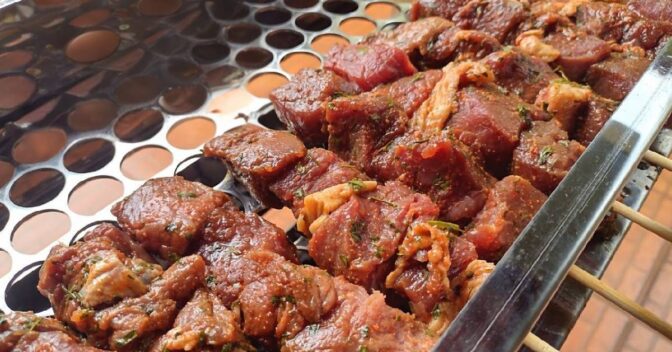 Dicas da Cozinha: Tempero Para Espetinho de Carne Suculento e Muito Fácil