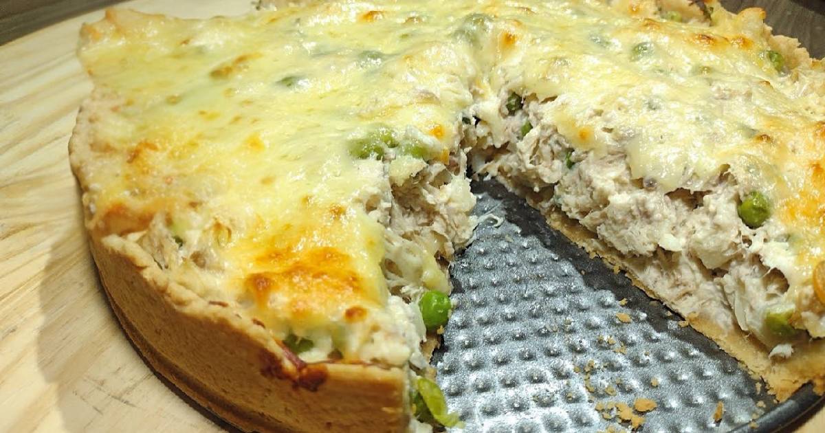 Torta Cremosa de Frango com Palmito Fácil combina recheio cremoso e massa crocante para um...