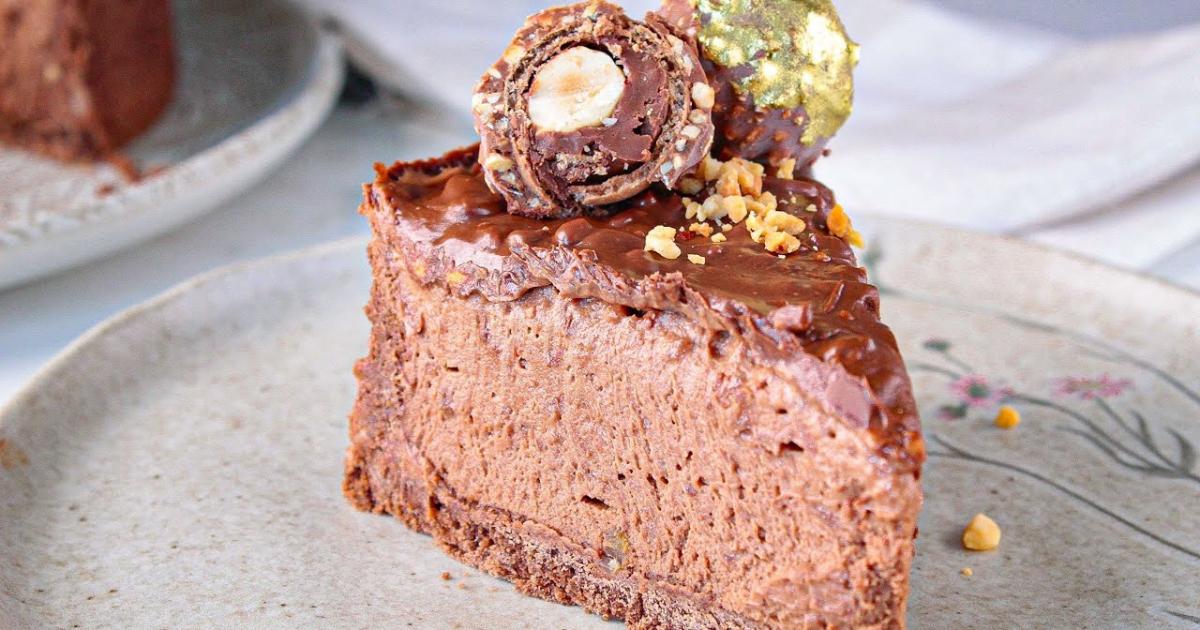 Torta de chocolate e avelã inspirada no bombom Ferrero Rocher....