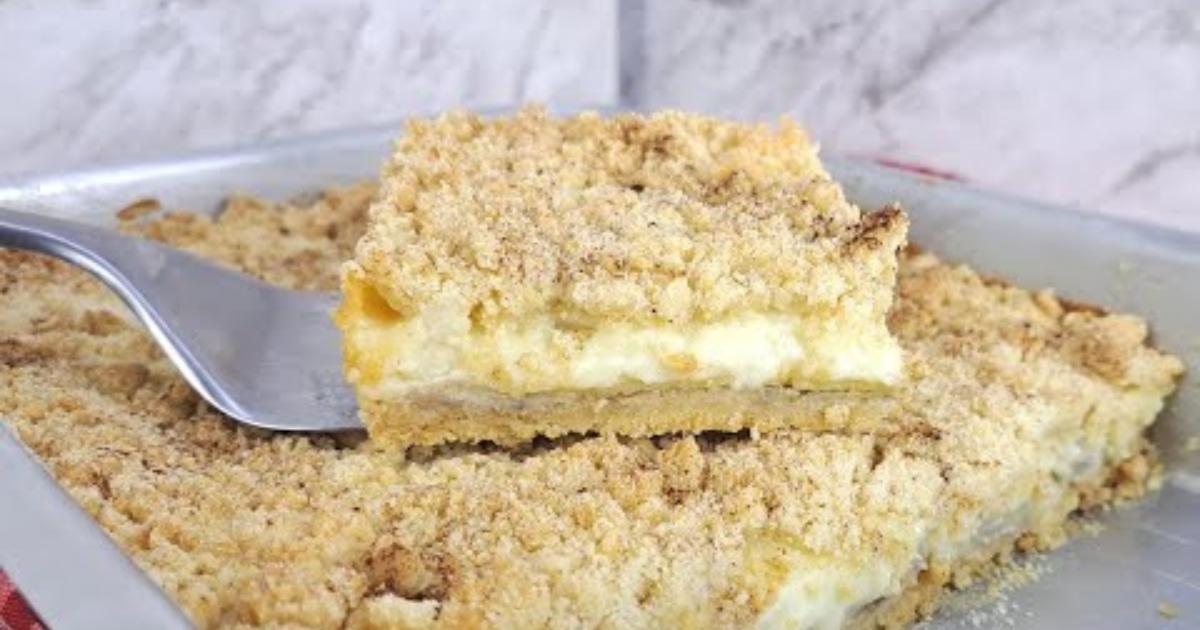 Torta cremosa com banana e farofa crocante, perfeita para qualquer hora do dia....