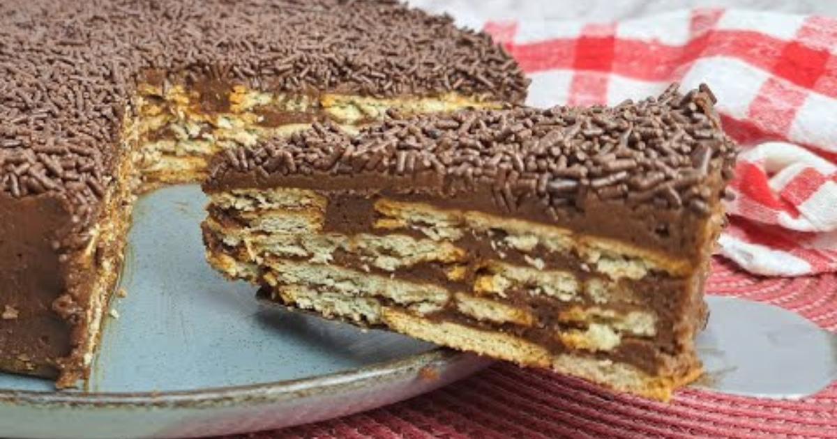 Receita clássica de torta de chocolate com biscoito Maria cremosa e fácil de fazer....