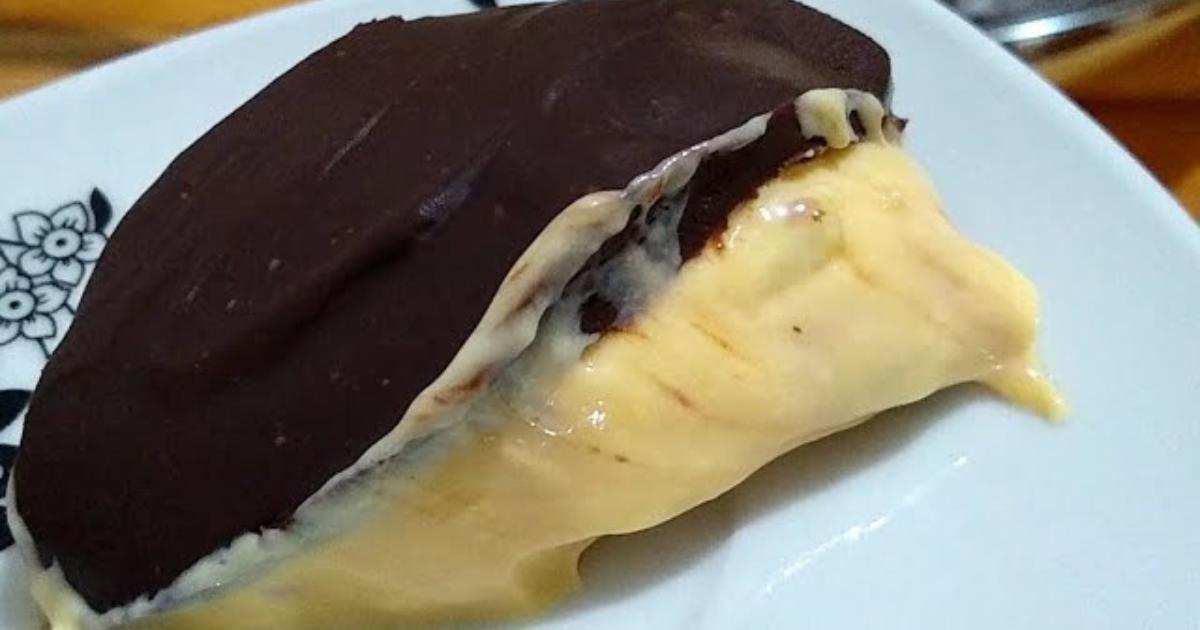 Trufa de maracujá com cobertura firme e crocante de chocolate!...