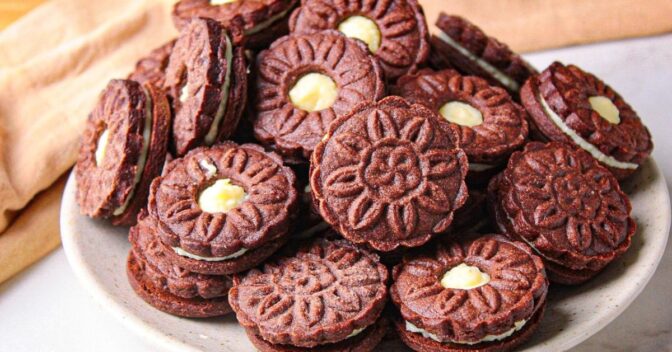 Biscoitos: Você Nunca Provou Biscoitos Recheados Como Esses de Chocolate com Coco