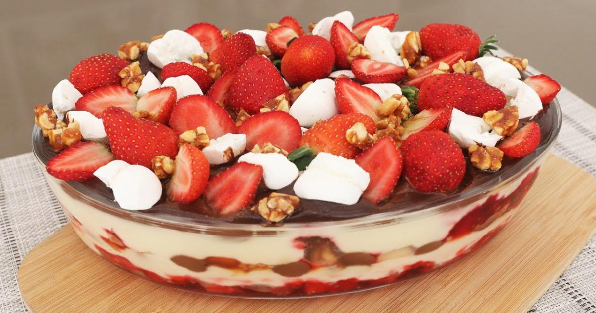 Sobremesa gelada com morango, nata, suspiro e ganache cremosa....