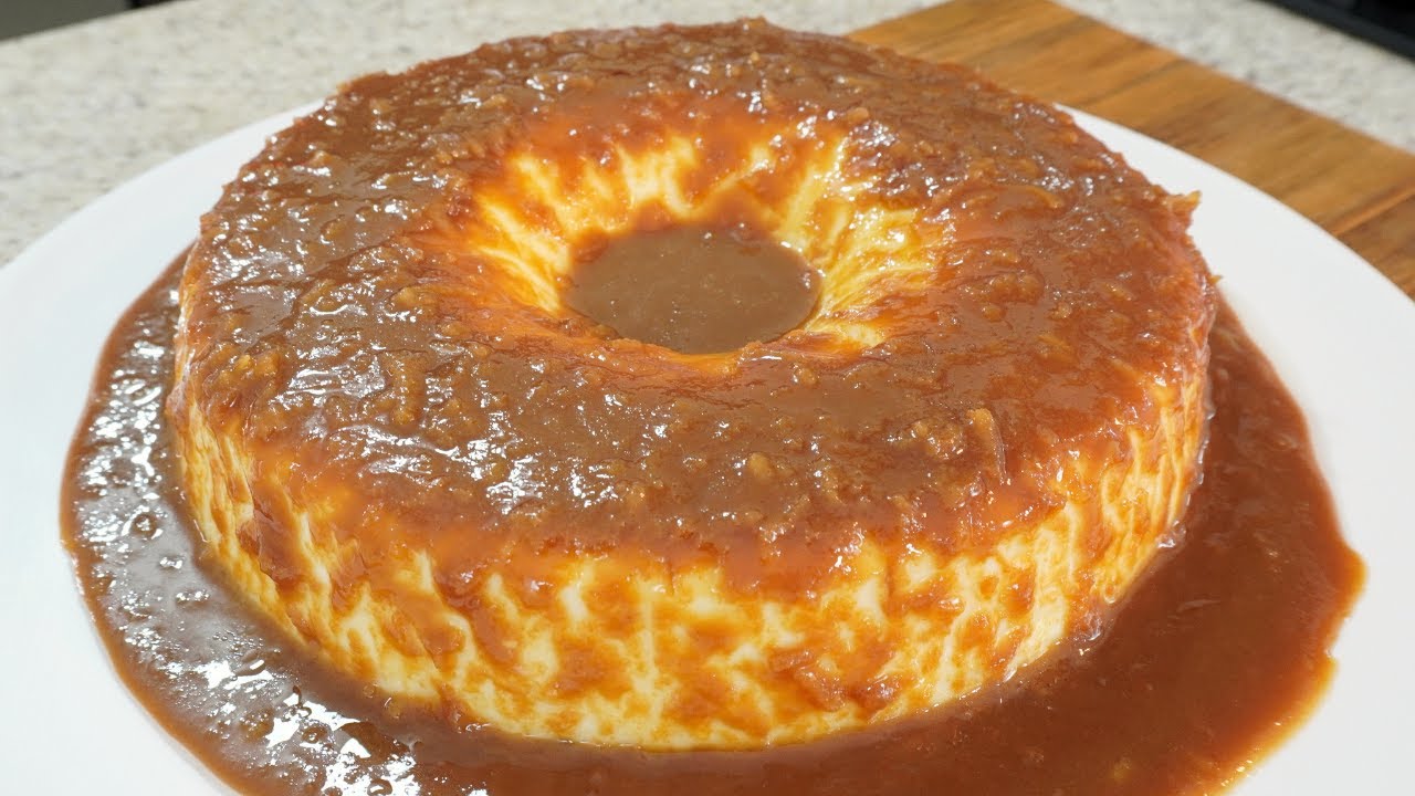 Manjar branco com calda cremosa de coco que lembra doce de leite....