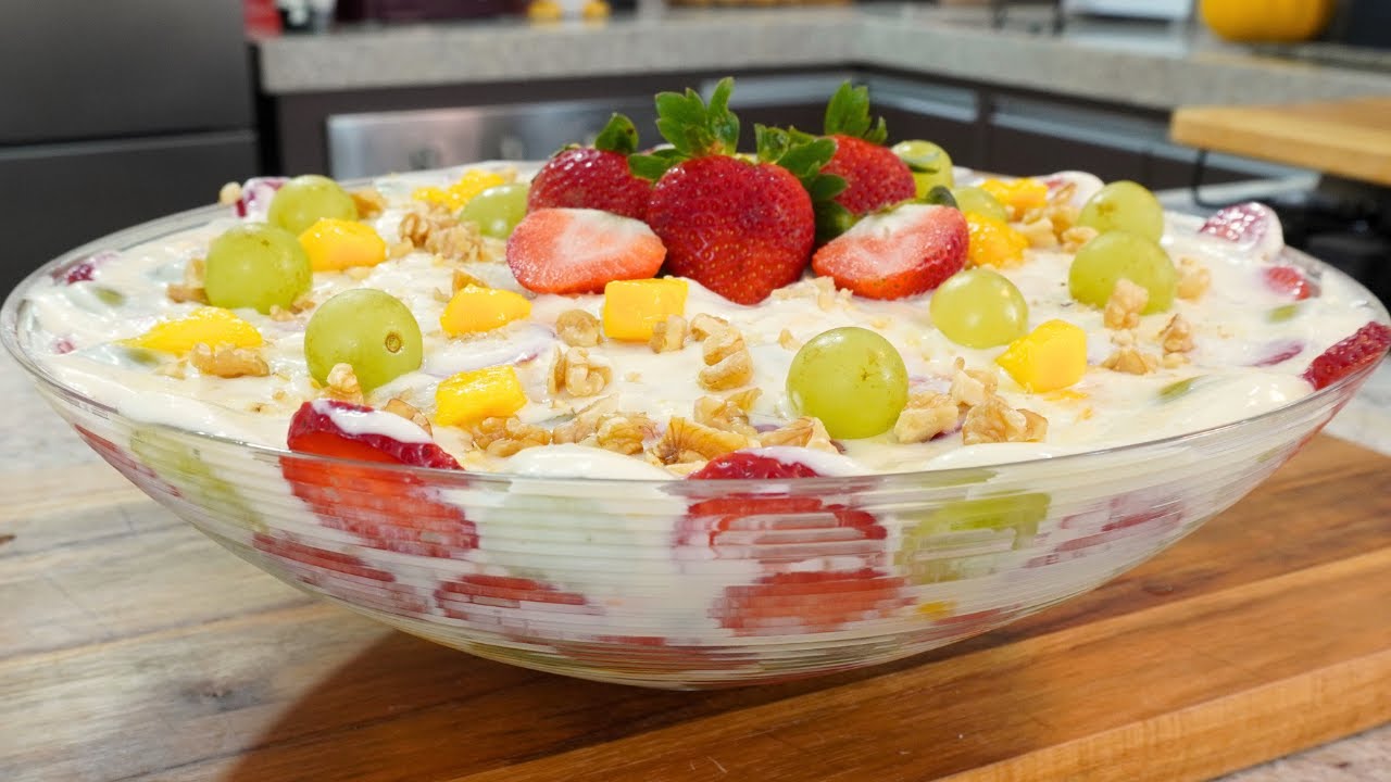 Sobremesa gelada com frutas frescas, mousse cremosa e toque crocante de nozes....