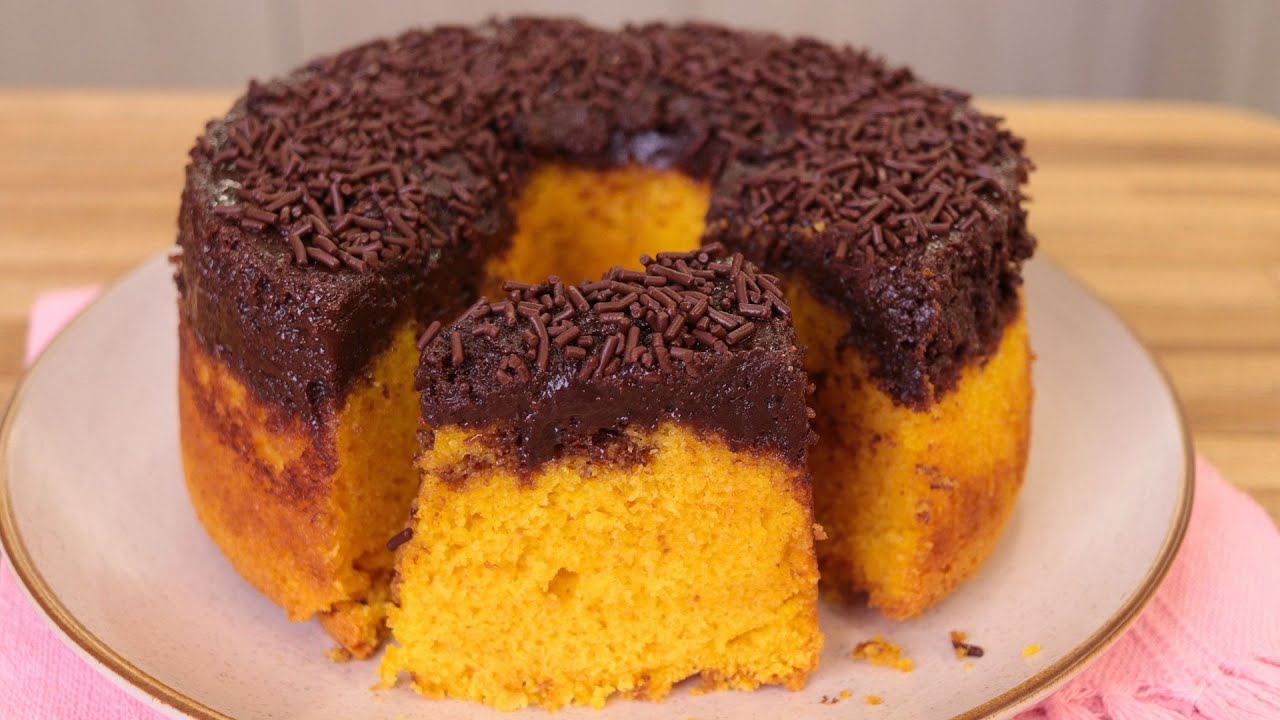 Bolo de cenoura fofinho com brigadeiro por baixo que vira cobertura....