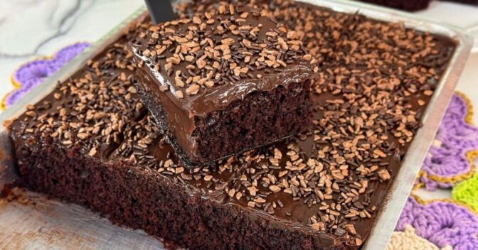 Bolos: O Melhor Bolo de Chocolate Molhadinho com Brigadeiro da Sua Vida
