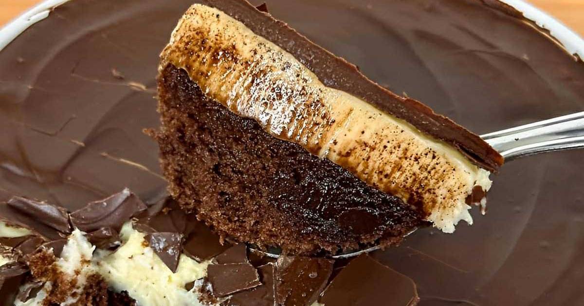 Bolo Prestígio de Travessa com Brigadeiro Cremoso é uma sobremesa fácil, recheada com coco e...