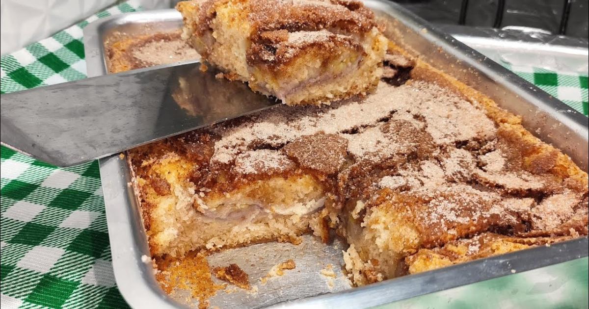 Bolo de banana com casquinha crocante, fofinho e sem ingredientes de origem animal....